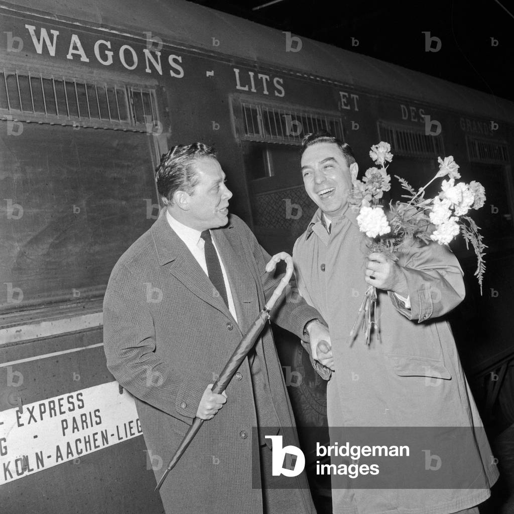 German violinist Helmut Zacharias saying good bye at Hamburg main station, Germany 1950s