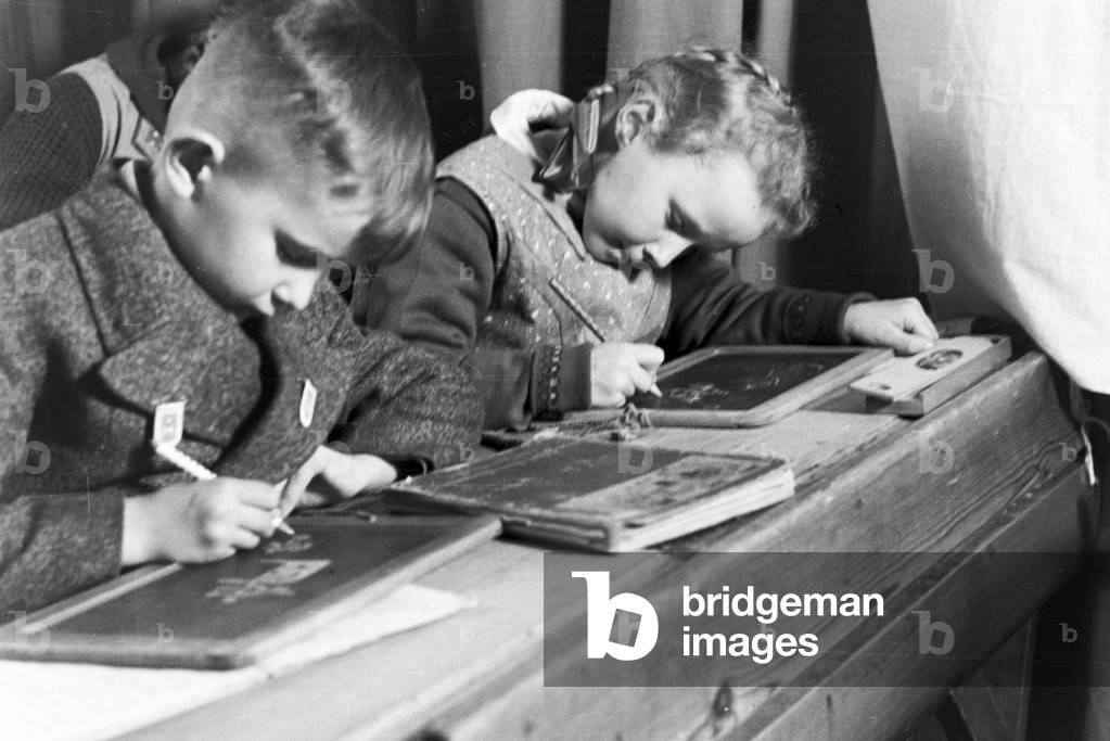 Lessons at the rural school in Tiefensee run by Adolf Reichwein, Germany 1930s (b/w photo)