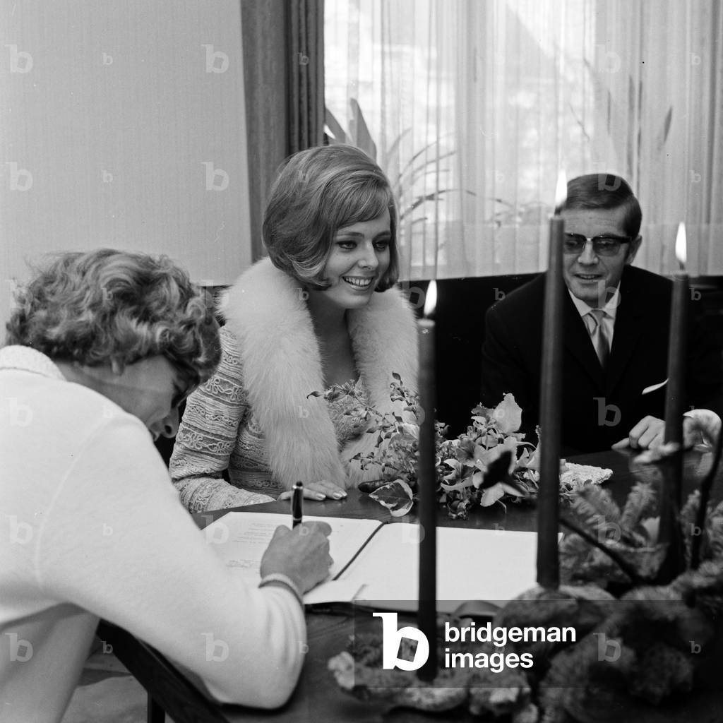 The bridal couple German actress and TV presenter Victoria Voncampe and Peter Schlickenrieder, Germany 1960s
