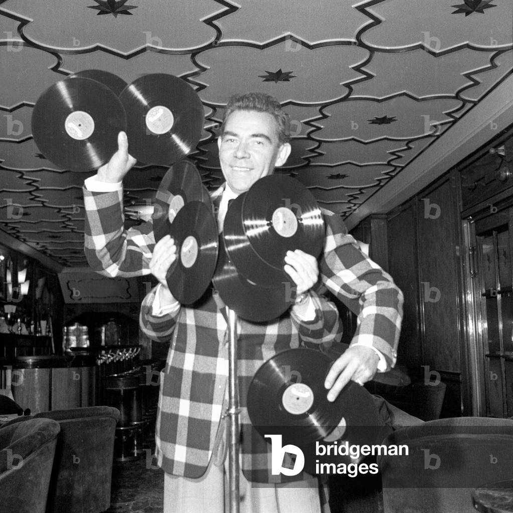 German entertainer and show presenter Peter Frankenfeld handling some gramophone records, Hamburg 1954