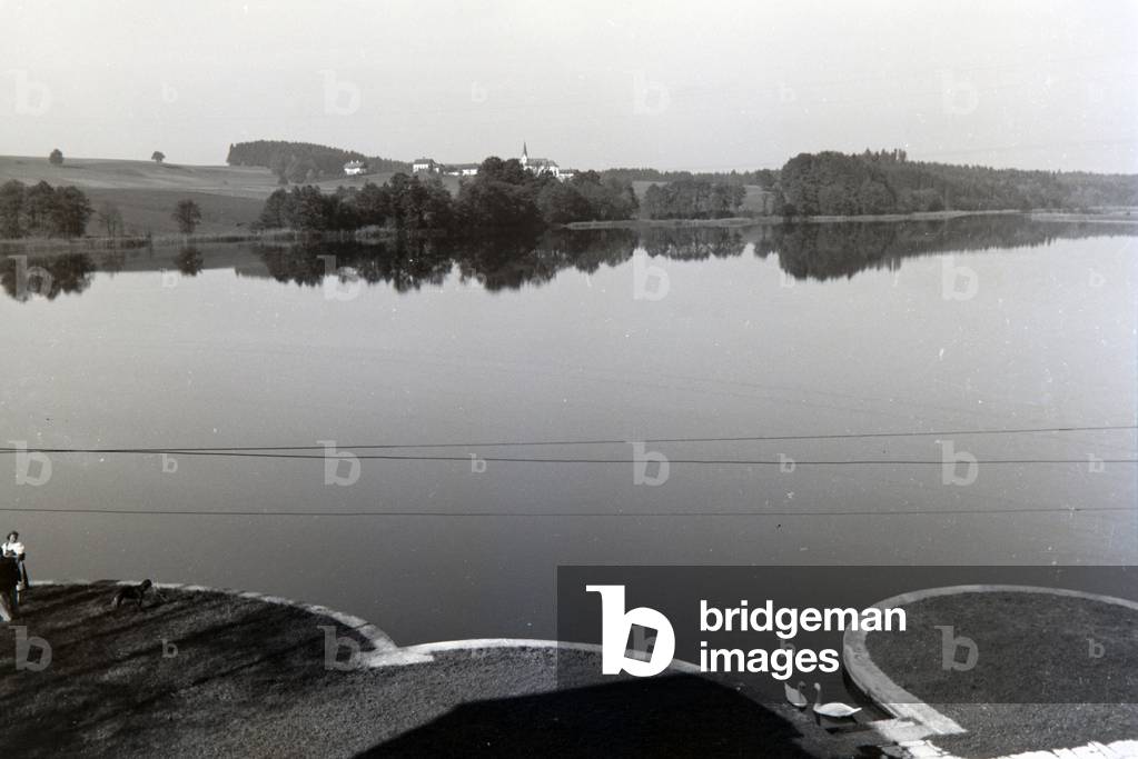 Panoramic view of the lake of Hartmannsberg castle, the residenz of sculptor Josef Thorak, Germany 1930s (b/w photo)