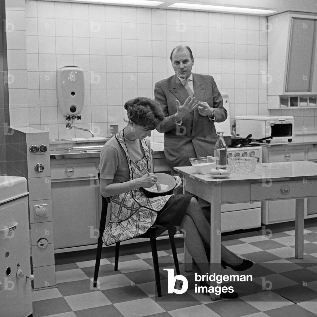 Journalist and editor Holger Hofmann cooking at the kitchen, Germany 1960s