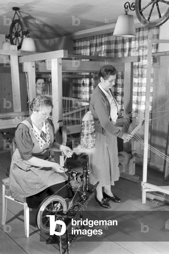 Women spinning wool in the Fröbelhaus in Oberweißbach, Germany 1930s (b/w photo)