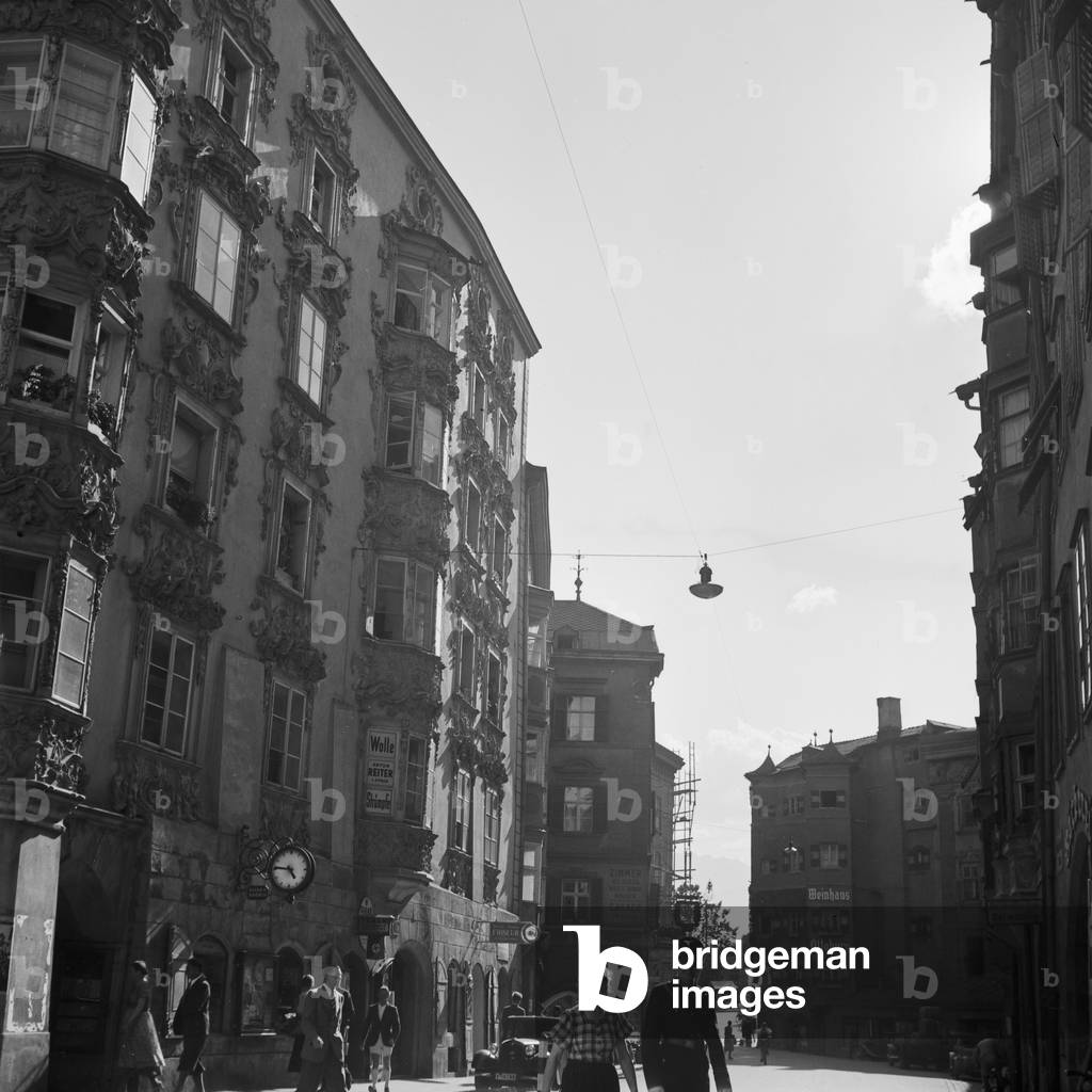 View to the wine restaurant Ottoburg at the city centre of Innsbruck, Germany 1930s (b/w photo)