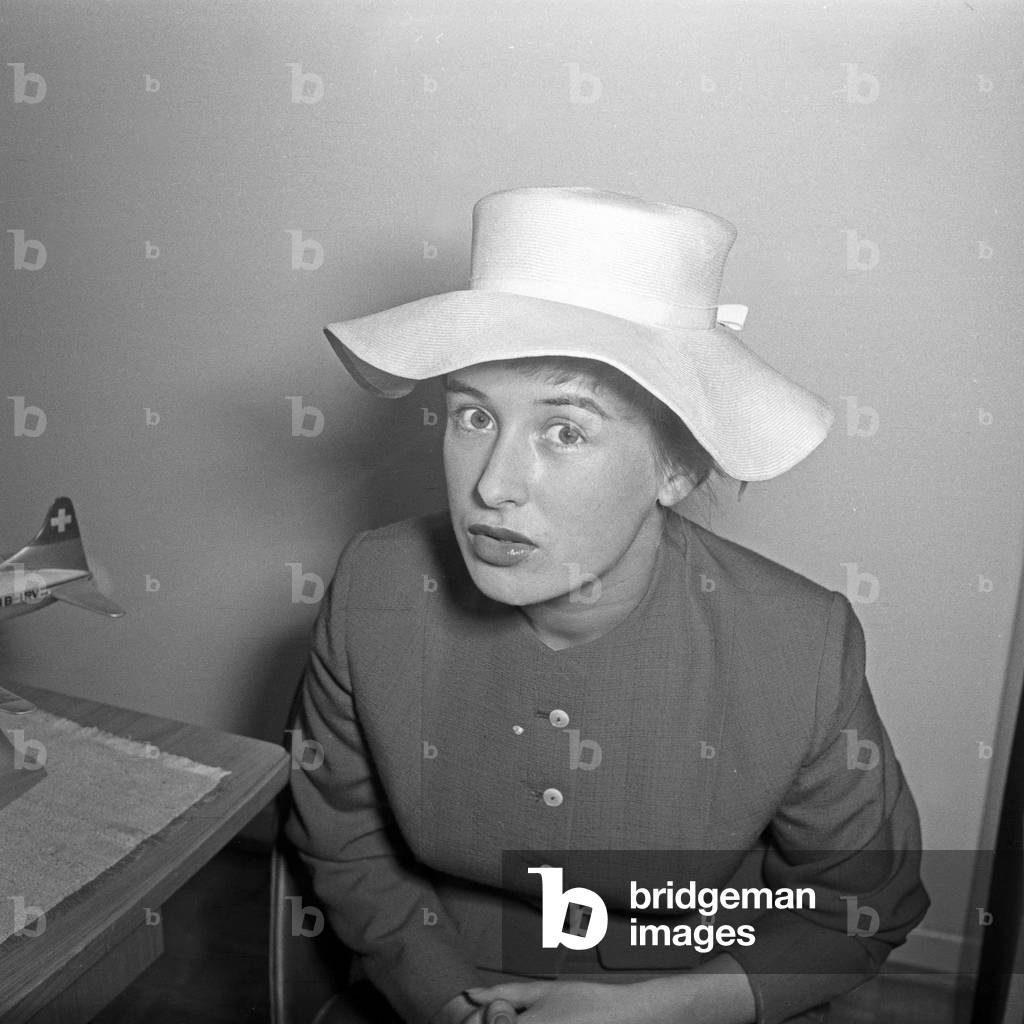German actress, jazz and schlager singer Dany Mann at her hotel room at Hamburg, Germany 1950s
