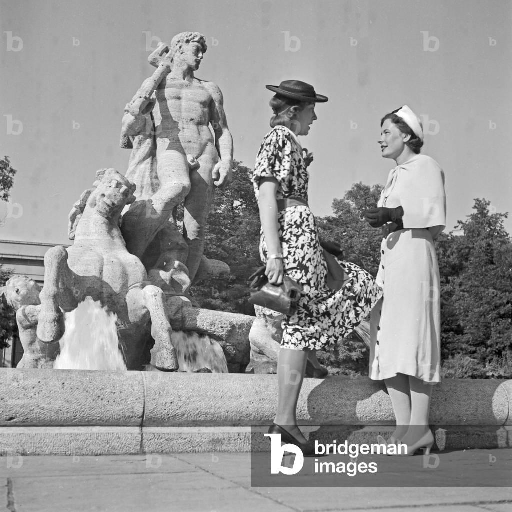 Two women by a man's sculpture, Germany 1930s (b/w photo)