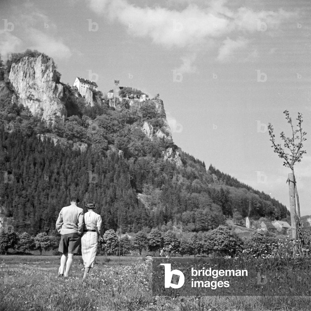 Coule with dog in front of Werenwag castle, Germany 1930s (b/w photo)