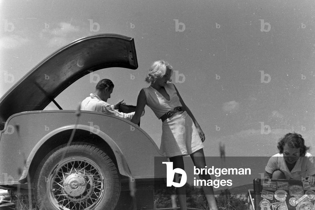 Vacation by car, Germany 1930s (b/w photo)