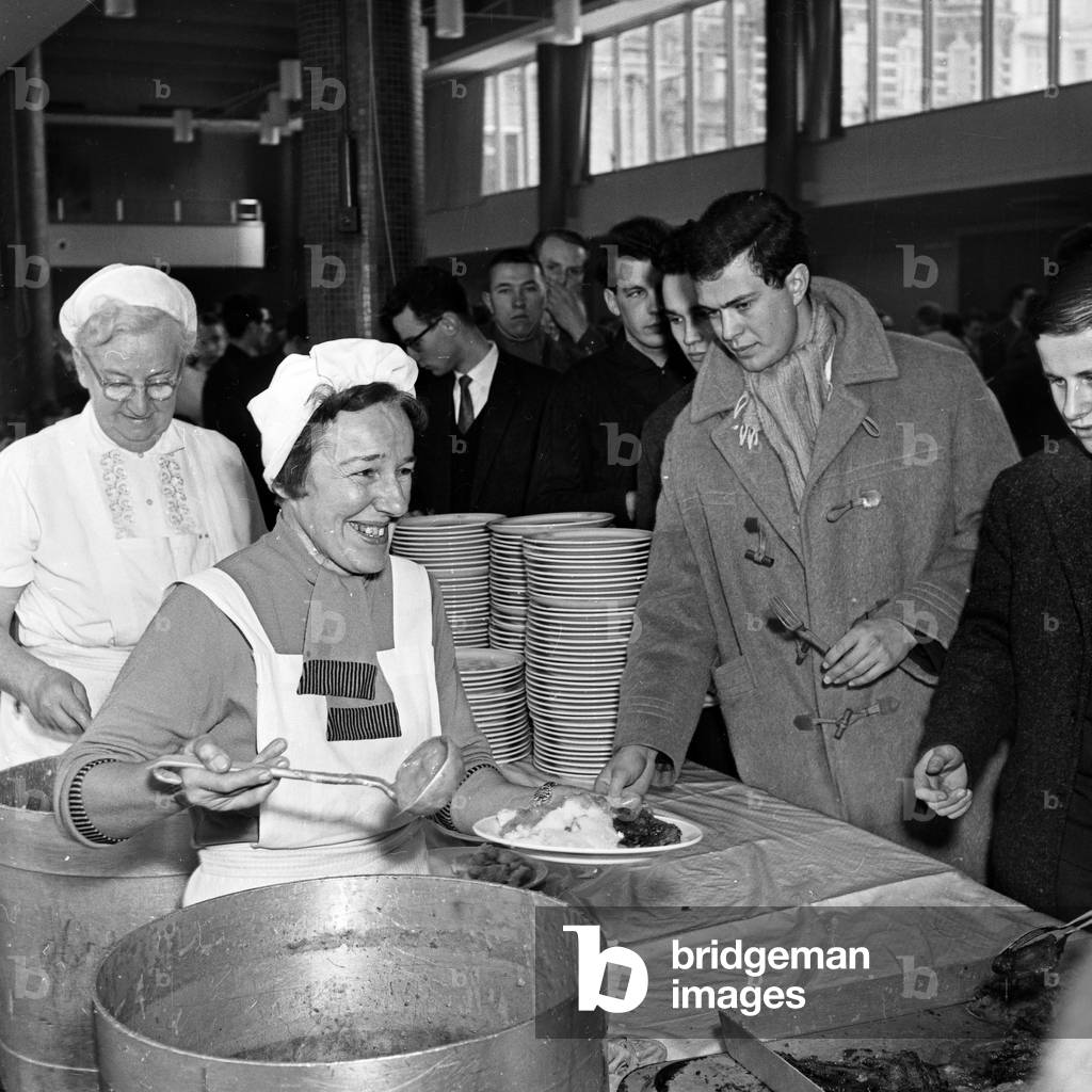Meals vor the students at the canteen of Hamburg university, Germany 1960s