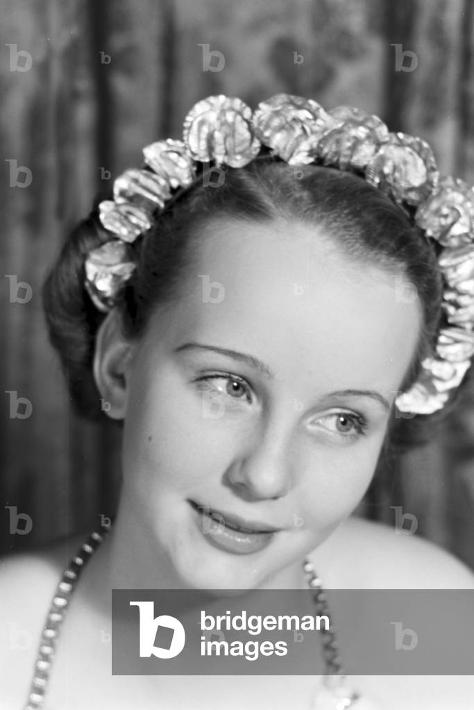 Portrait of the princess of carnival in Mainz 1938, on the occasion of the 100th anniversary of the leading local carnival association, at home in Nieder-Olm (b/w photo)