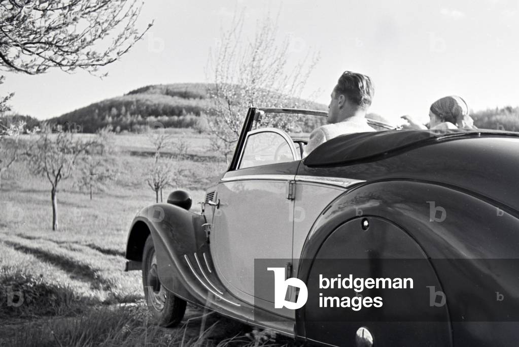 An excursion with the Ford Eifel, Germany 1930s (b/w photo)