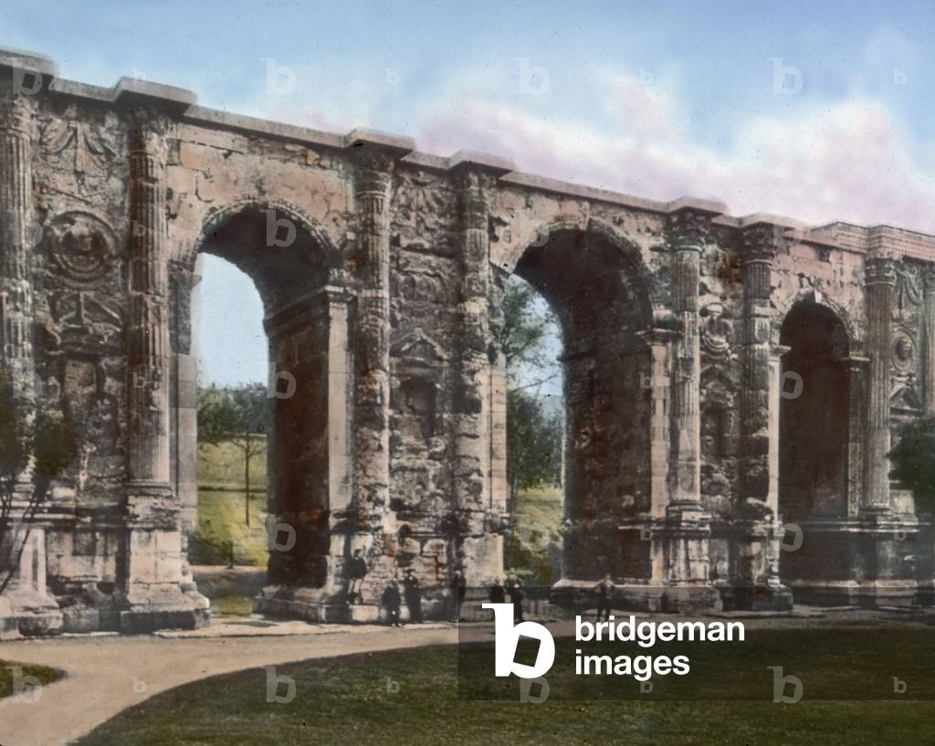 Porte de Mars, 3eme siecle, Reims - France, Champagne-Ardenne region, Marne department, the ancient Roman triumphal arch Porte Mars in Reims. Image date: circa 1910. Carl Simon Archive