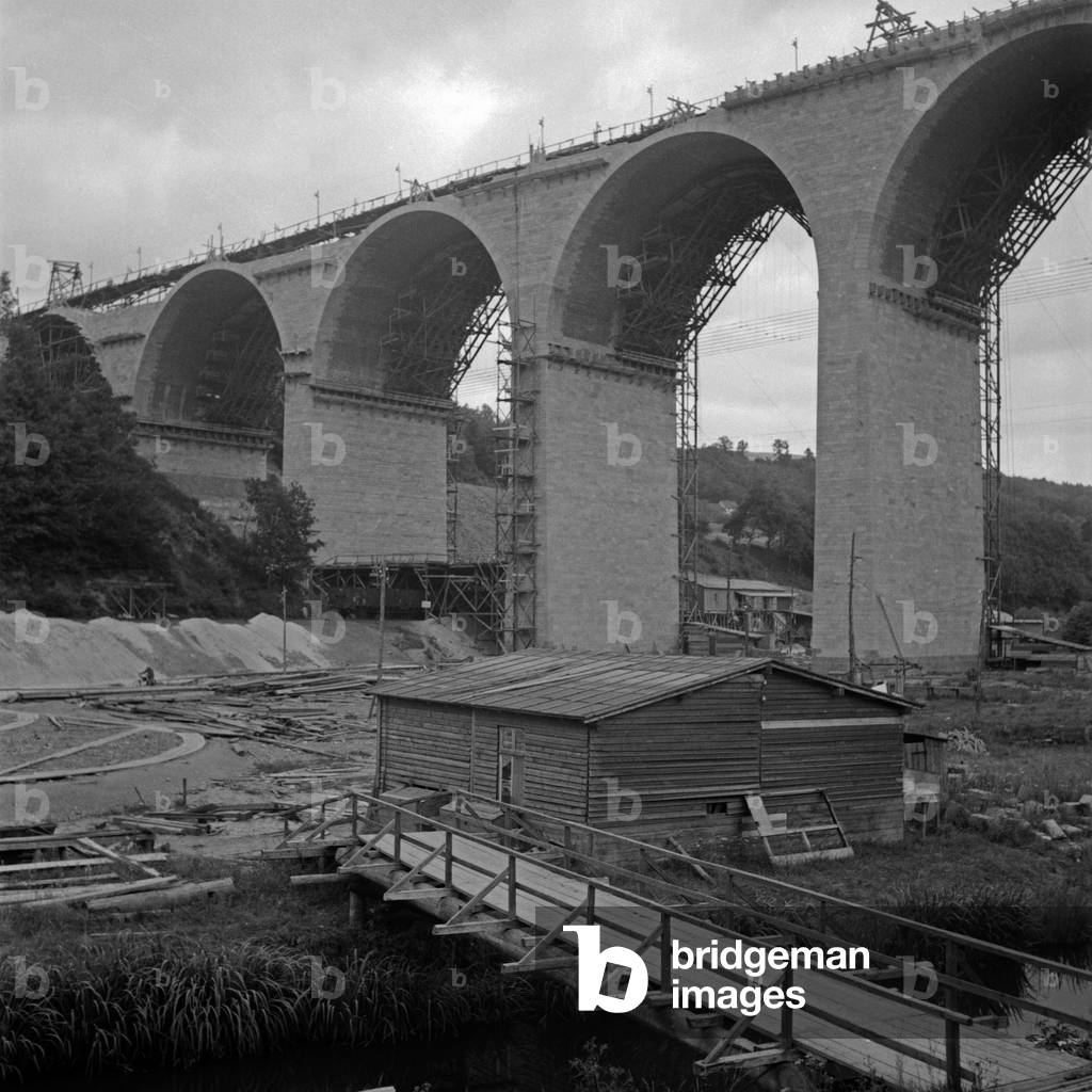Construction of a bridge for Reichsautobahn highway in the valley of river Wied, Germany 1930s (b/w photo)