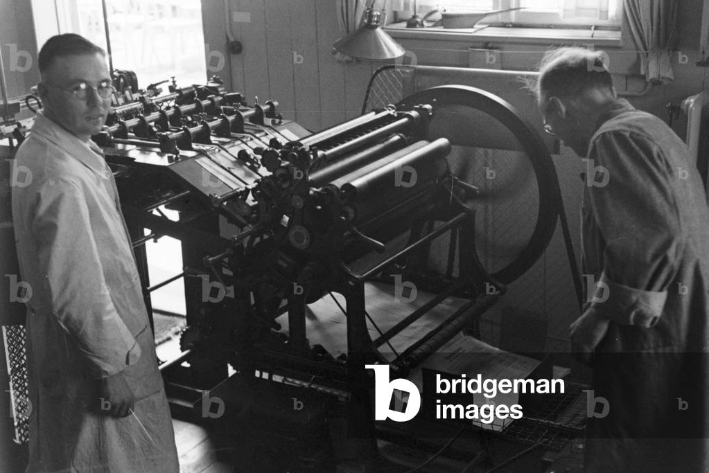 Worker at a printing press, Germany 1930s (b/w photo)
