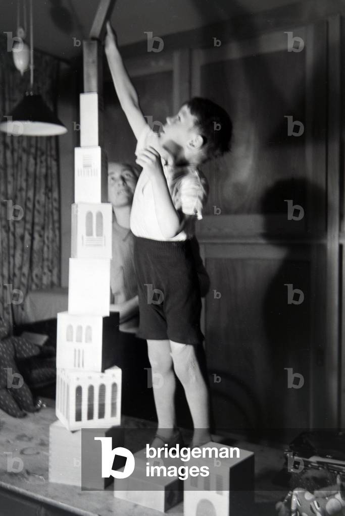 An artisan showing new toys, Germany 1930s (b/w photo)