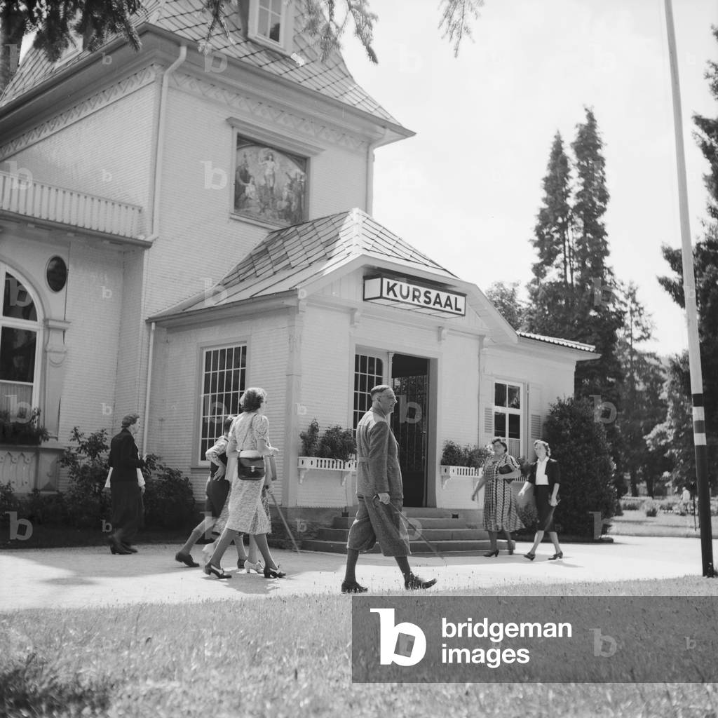 Spa guests in front of a spa resort, Germany 1930s (b/w photo)
