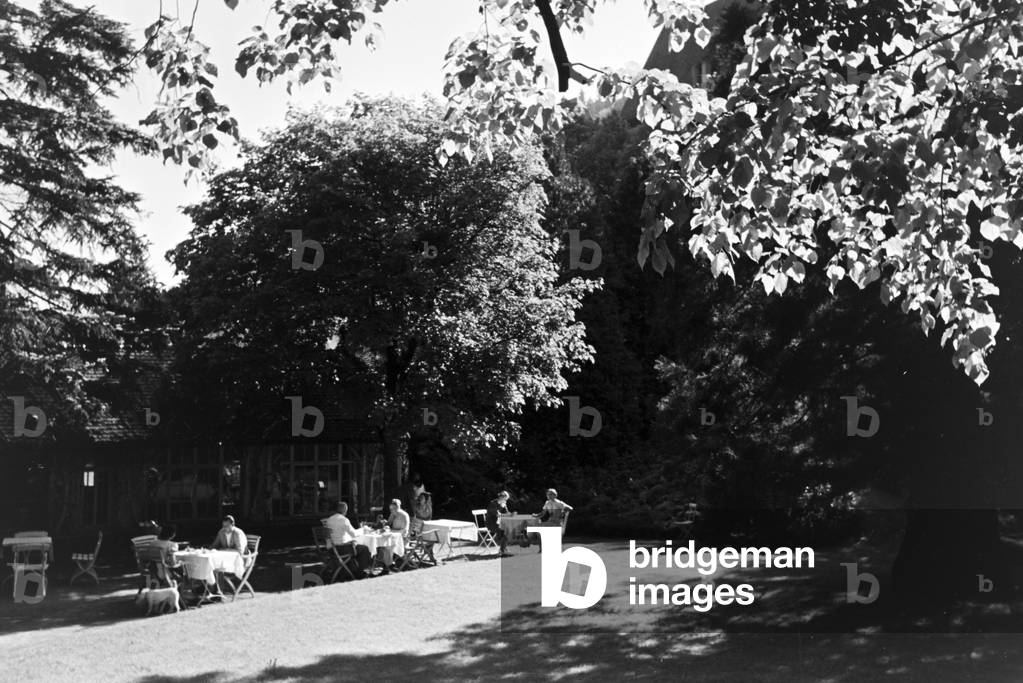 Hotel guests relaxing in the garden of Hotel Wehrle in Triberg in the Black Forest, Germany 1930s (b/w photo)