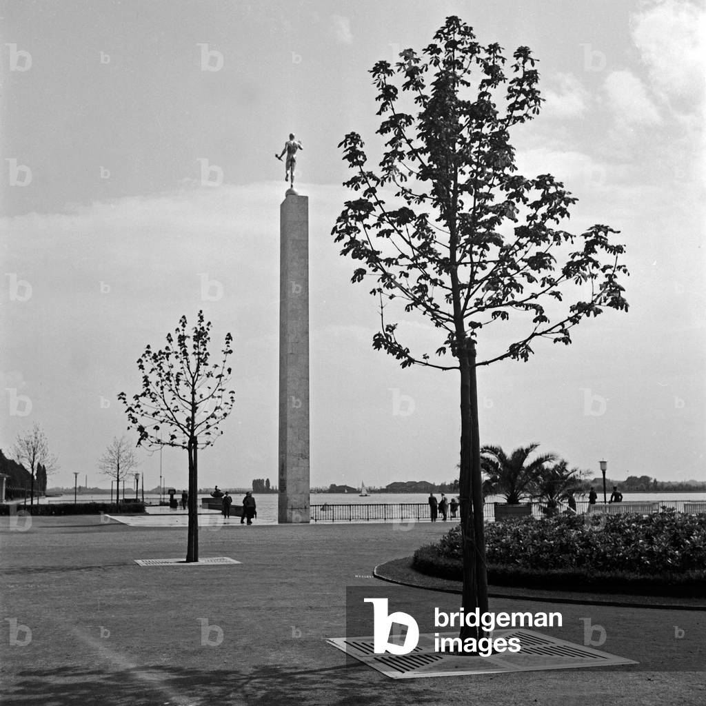 Obelisk near Maschsee lake at Hanover, Germany 1930s (b/w photo)