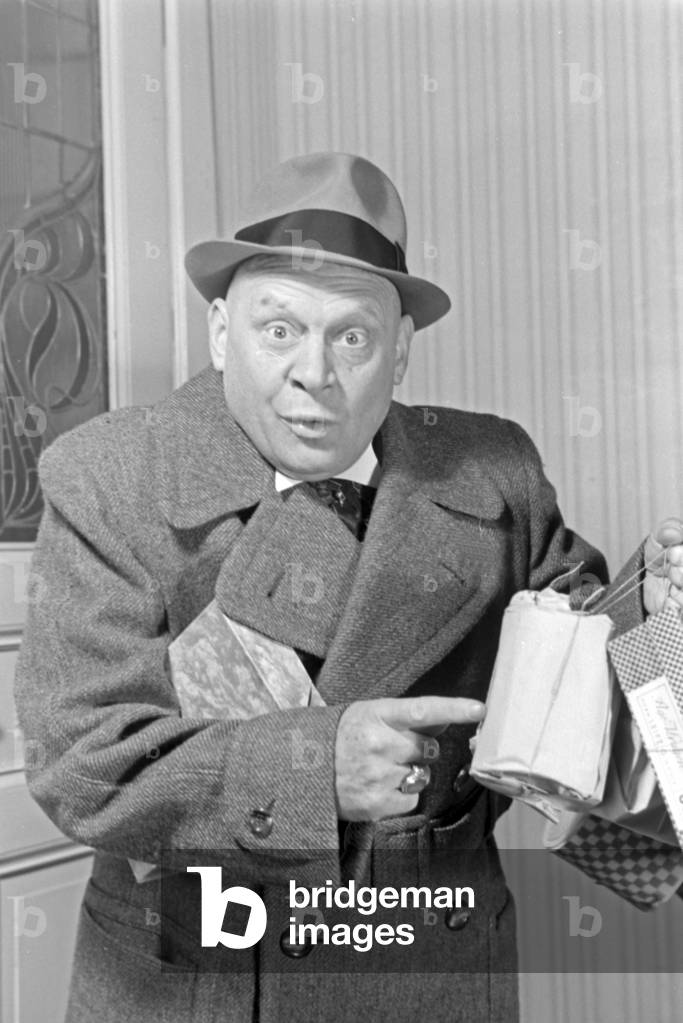 German actor Ludwig Schmitz with presents, Germany 1930s (b/w photo)