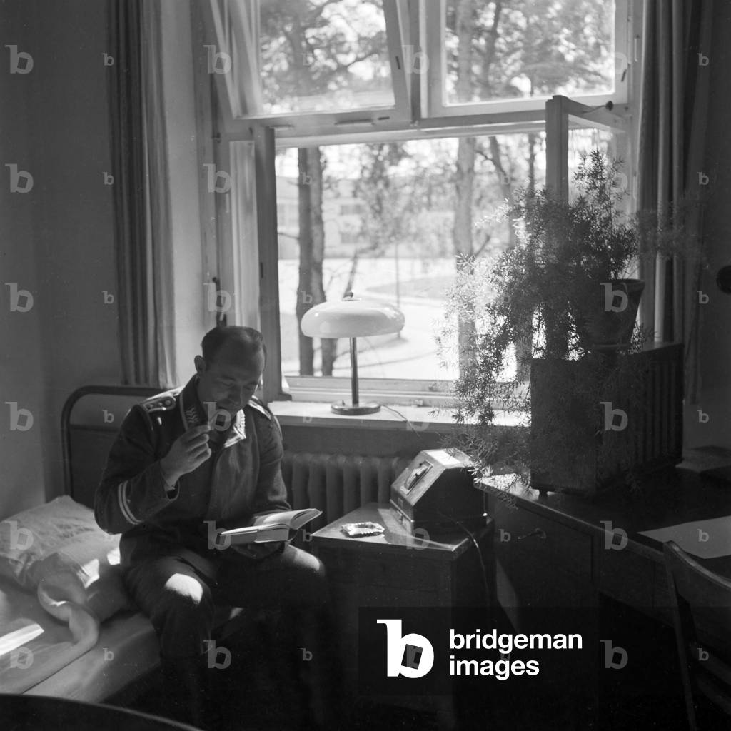 At the modern barracks you feel like home. View into the room of a staff sergeant, Germany 1940s (b/w photo)