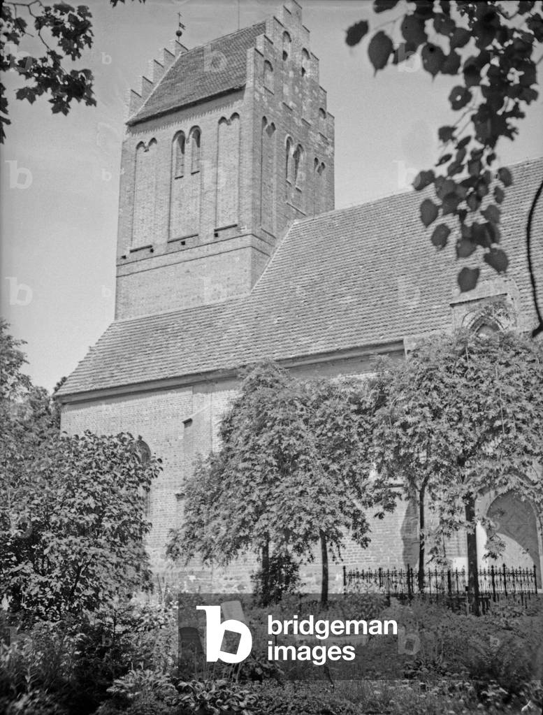 Church with churchyard at Domnau, East Prussia, 1930s (b/w photo)