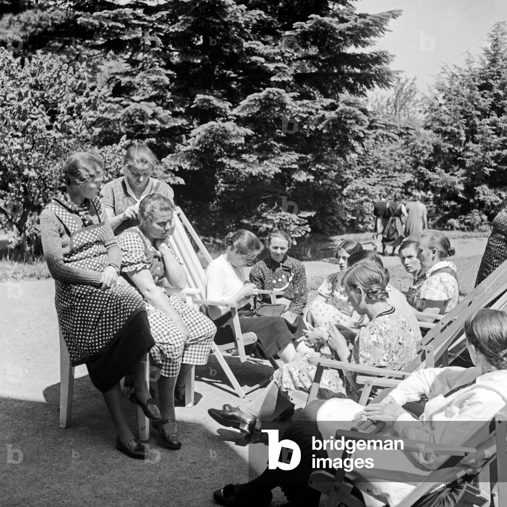 Women relaxing while having a chat at a mother and child recreation home in Tabarz, Thuringia (b/w photo)