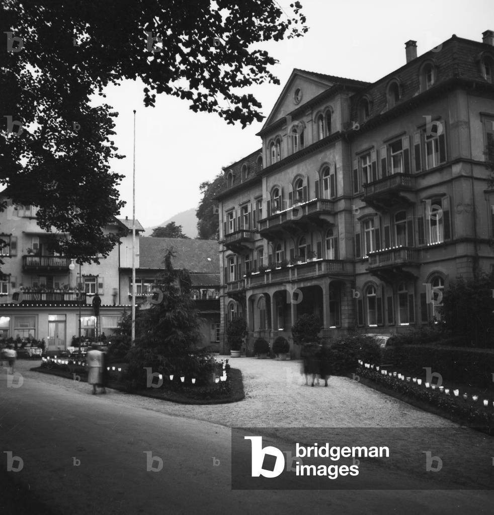 Beginning of summer in the city, Germany 1930s (b/w photo)