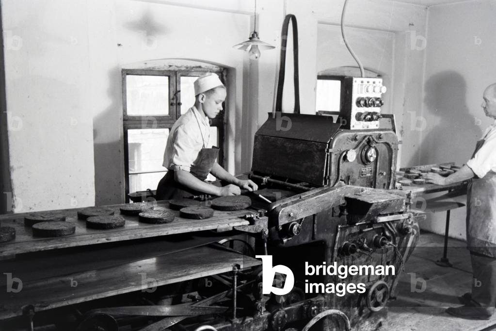Employees of the confectionery Bros. Müller Liegnitz at work, Germany 1930s (b/w photo)