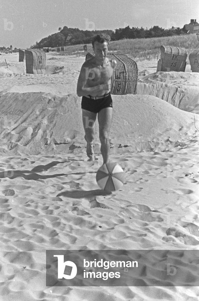 Holidaymakers on the beach at the Baltic Sea, Germany 1930s (b/w photo)
