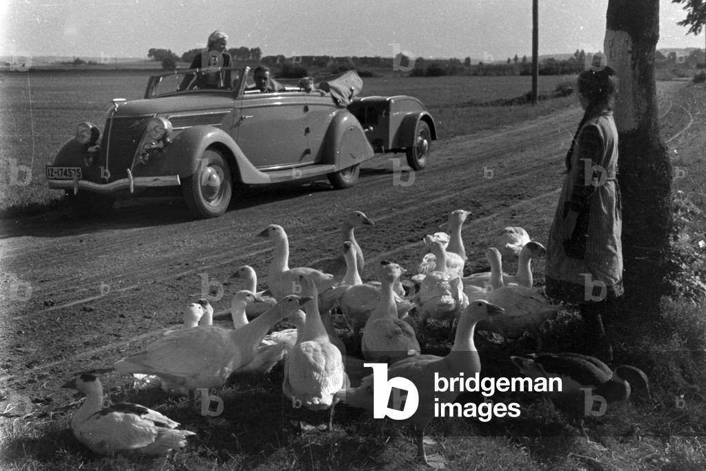 Travelling in a Ford V8, Germany 1930s (b/w photo)