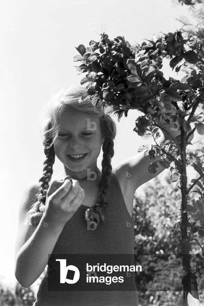 A family in their garden, Germany 1930s (b/w photo)
