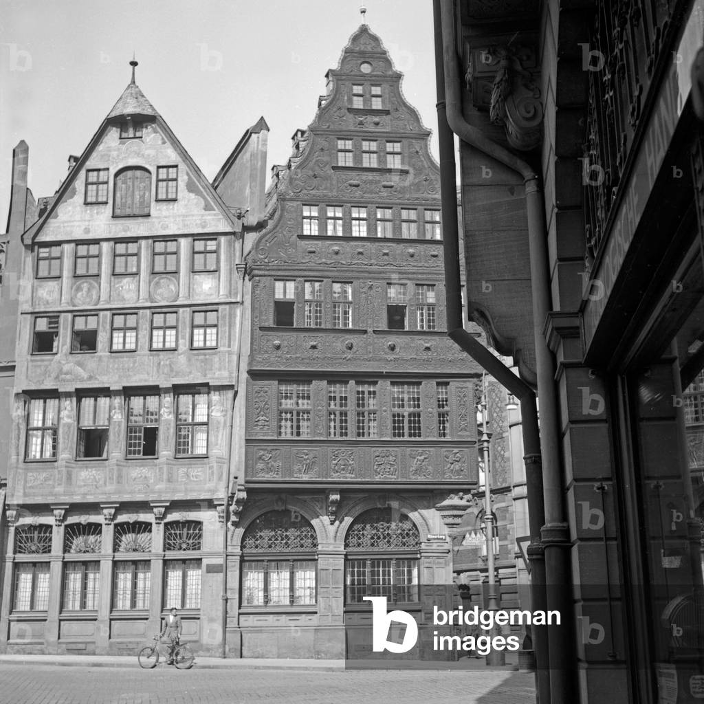 Row of houses at the Roemerberg in the old city of Frankfurt, Germany 1930s (b/w photo)
