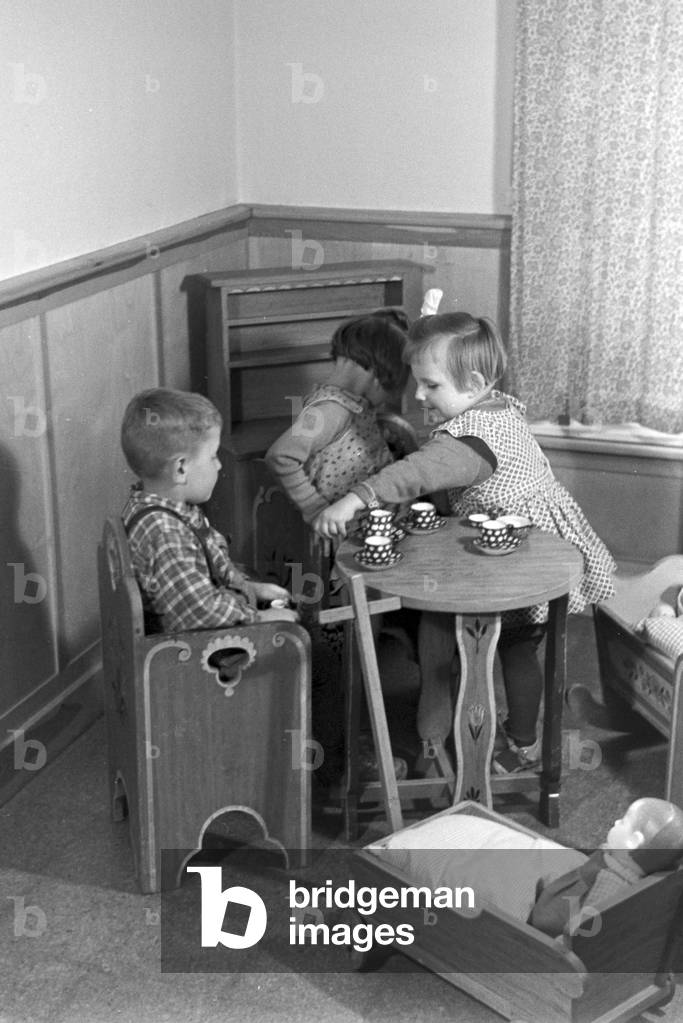 Toddlers playing in the kindergarten of the Fröbelhaus in Oberweißbach, Germany 1930s (b/w photo)