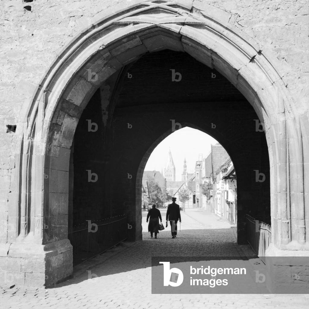 View through Osthofentor city gate at Soest in Westfalia, Germany 1930s (b/w photo)