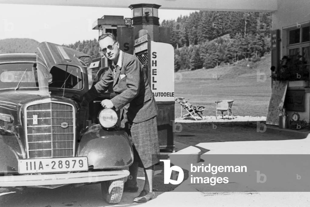 Scenes from everyday life of a family in Stuttgart, Germany 1930s (b/w photo)