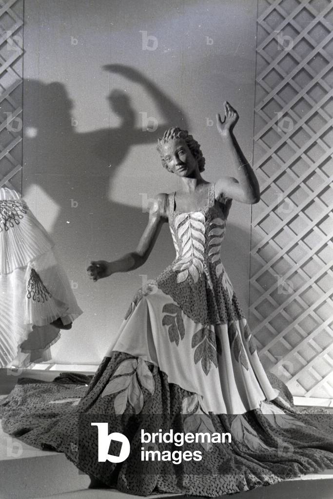Display dummy in feastful evening dress, made of the synthetic rubber vistra of the chemistry company I, G. Farbenindustrie AG, Germany 1940s (b/w photo)