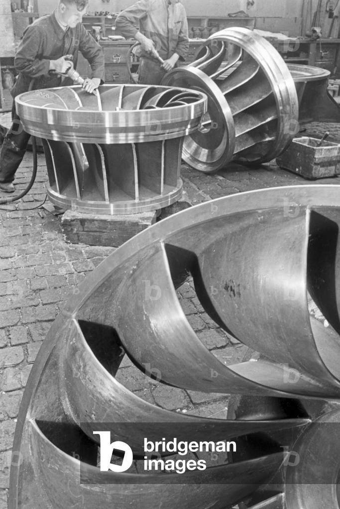 In the factory halls of the industrial company Voith in Heidenheim an der Brenz, Germany 1930s (b/w photo)