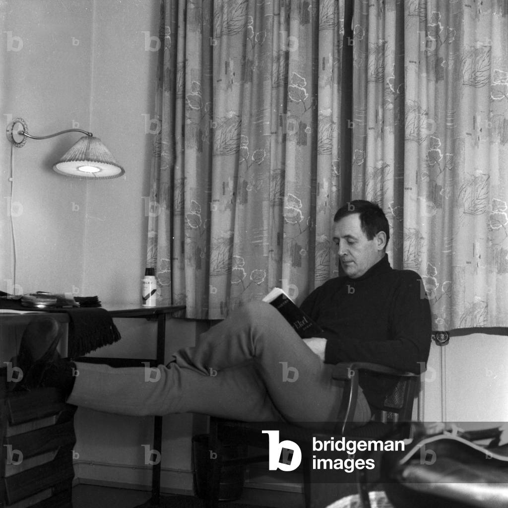 German screenwriter and journalis Wolfgang Menge reading a book, mid 1960s
