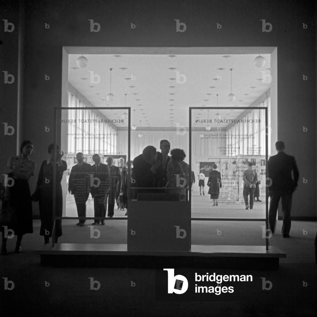 Visitors reading information about the German capital Berlin at an exhibition, Germany 1930s (b/w photo)