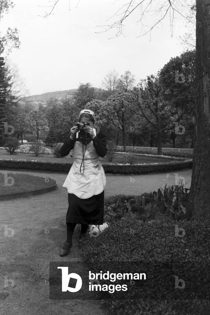 An afternoon spent with coffee and cakes in Karlsbad, Germany 1930s (b/w photo)