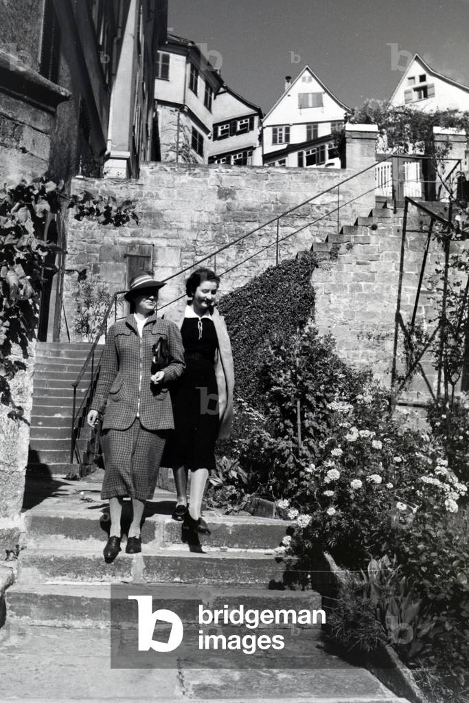 The blooming gardens along the Neckarfront in Tübingen are ideal for a stroll, Germany 1930s (b/w photo)