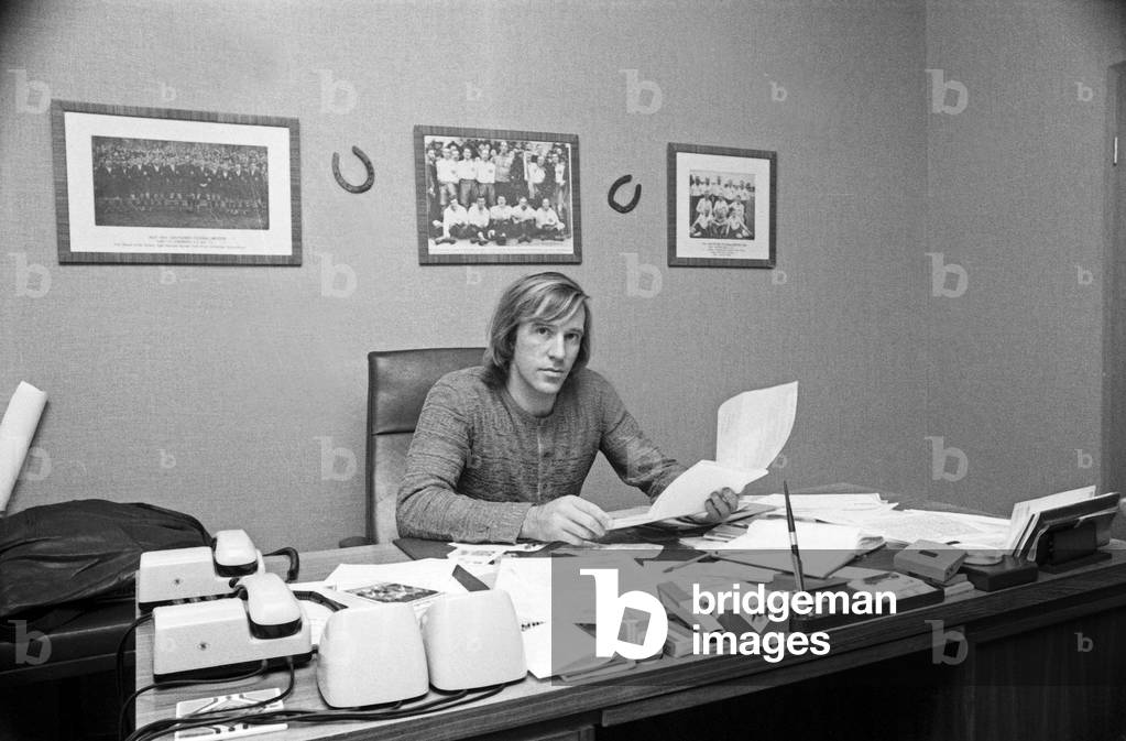 German football player Guenter Netzer as manager of the HSV at his office of the branch office, Germany late 1970s