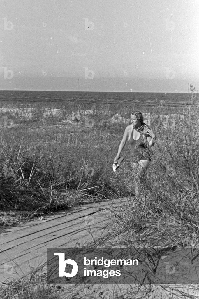 Holidaymaker on a boardwalk at the Baltic Sea, Germany 1930s (b/w photo)