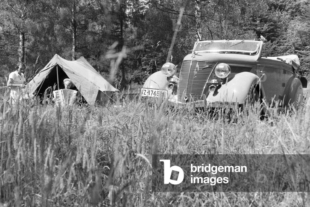 A camping trip with the car, Germany 1930s (b/w photo)