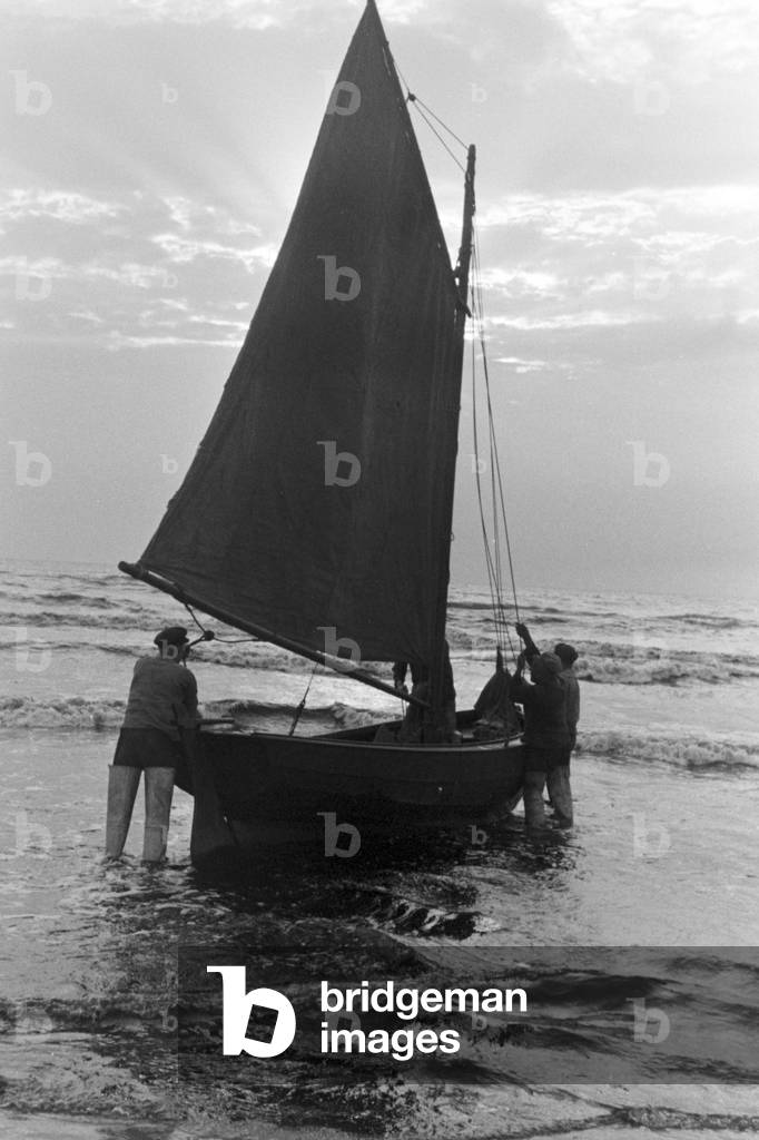 Summer vacations on the Baltic Sea, Germany 1930s (b/w photo)
