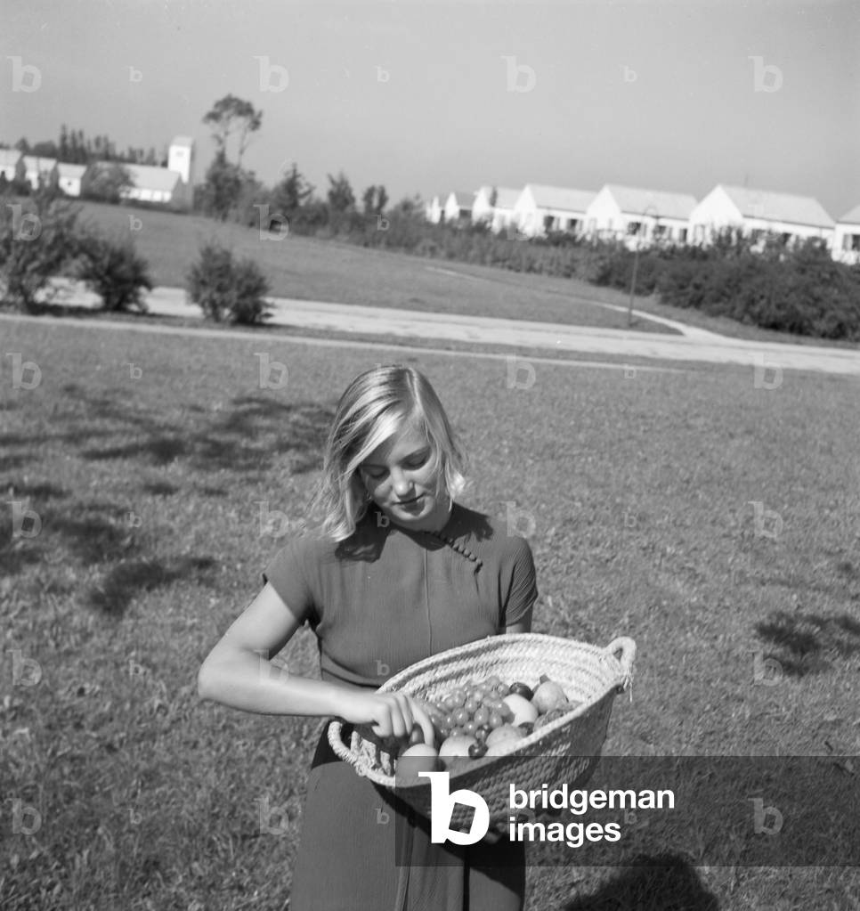 A young woman in the garden in summertime, Germany 1930s (b/w photo)