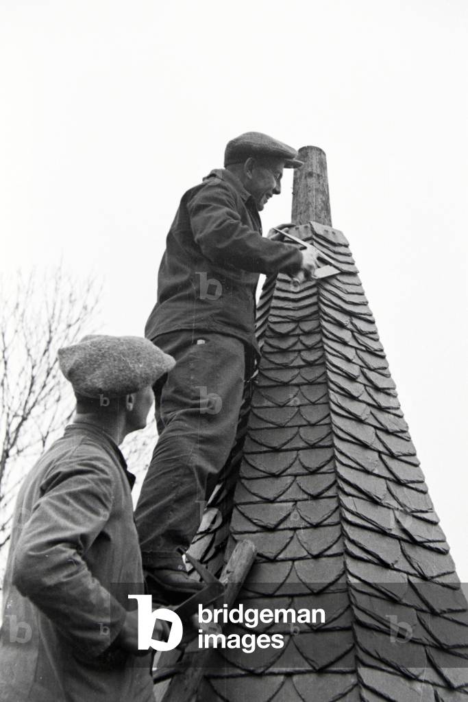 Trainees of a roofer school at a tutorial, Germany 1937 (b/w photo)