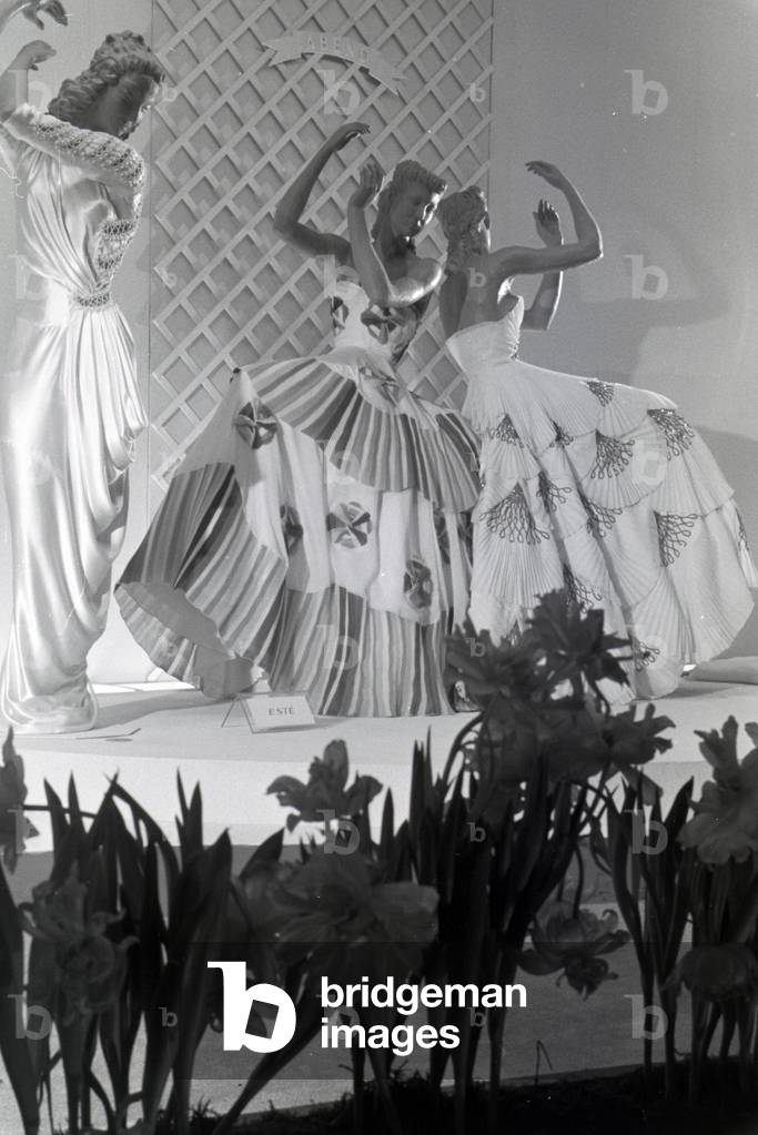 Display dummys in feastful evening dresses, made of the synthetic rubber vistra of the chemistry company I, G. Farbenindustrie AG, Germany 1940s (b/w photo)
