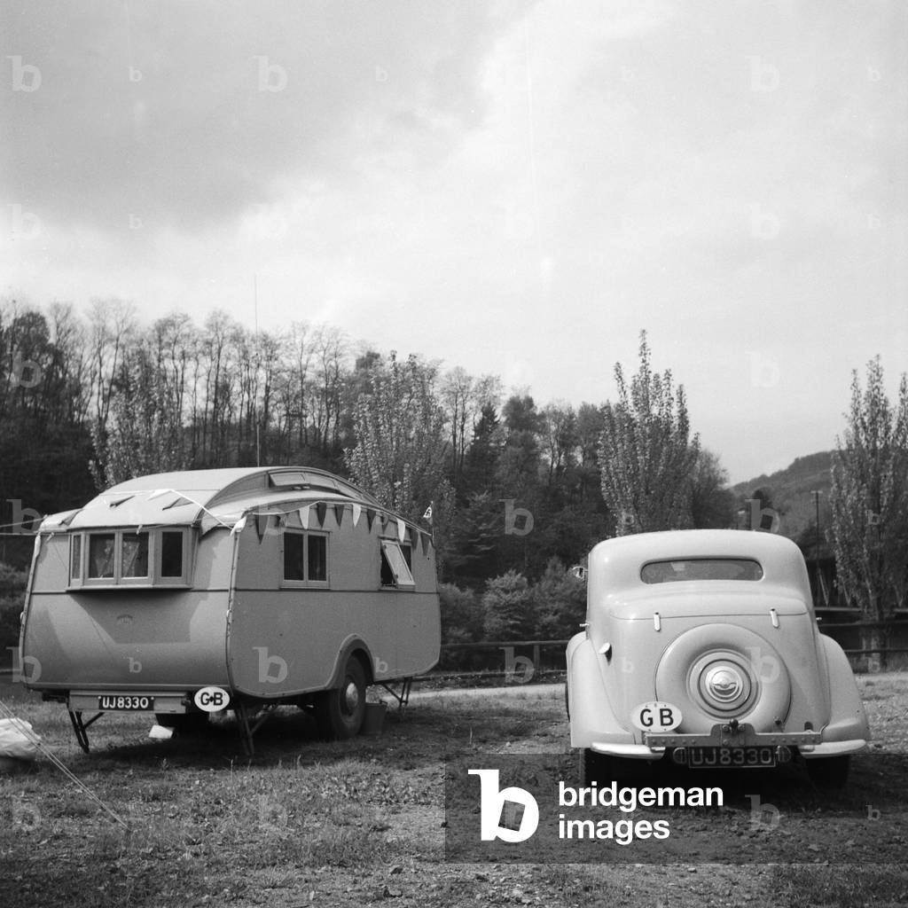 Some British with their camping trailer on vacation in Germany, 1930s (b/w photo)