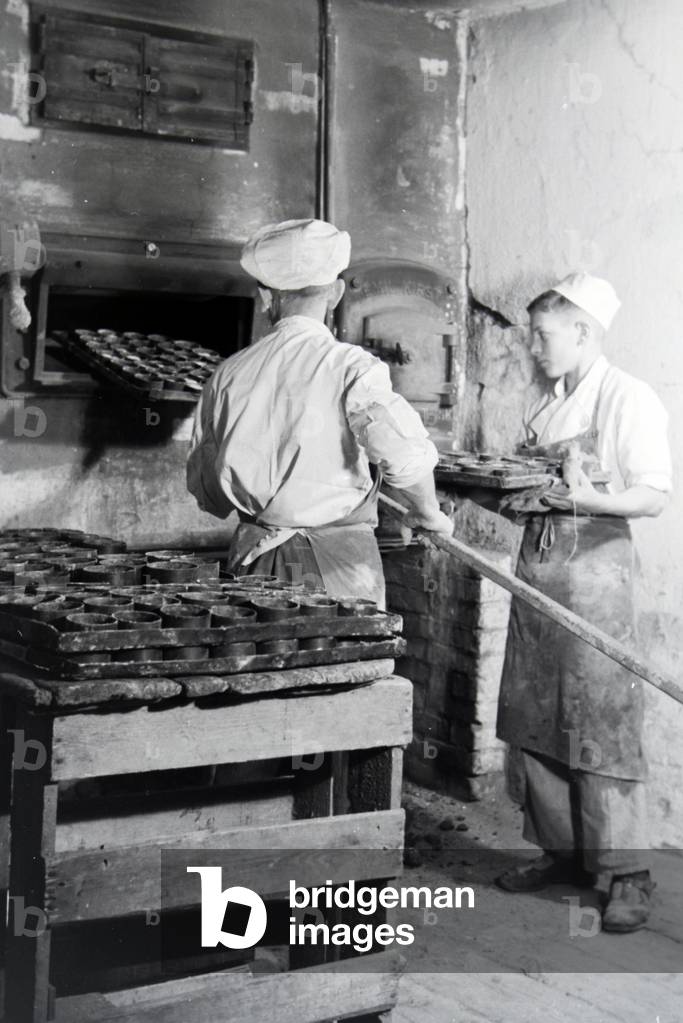Employees of the confectionery Bros Müller Liegnitz at work, Germany 1930s (b/w photo)